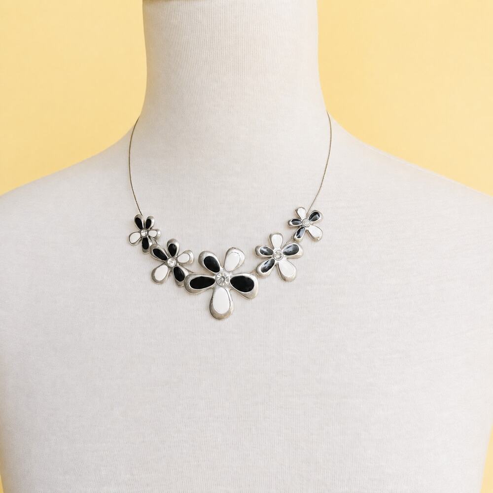Vintage y2k Art Deco Silvertone Black White Enamel Flower Daisies Necklace